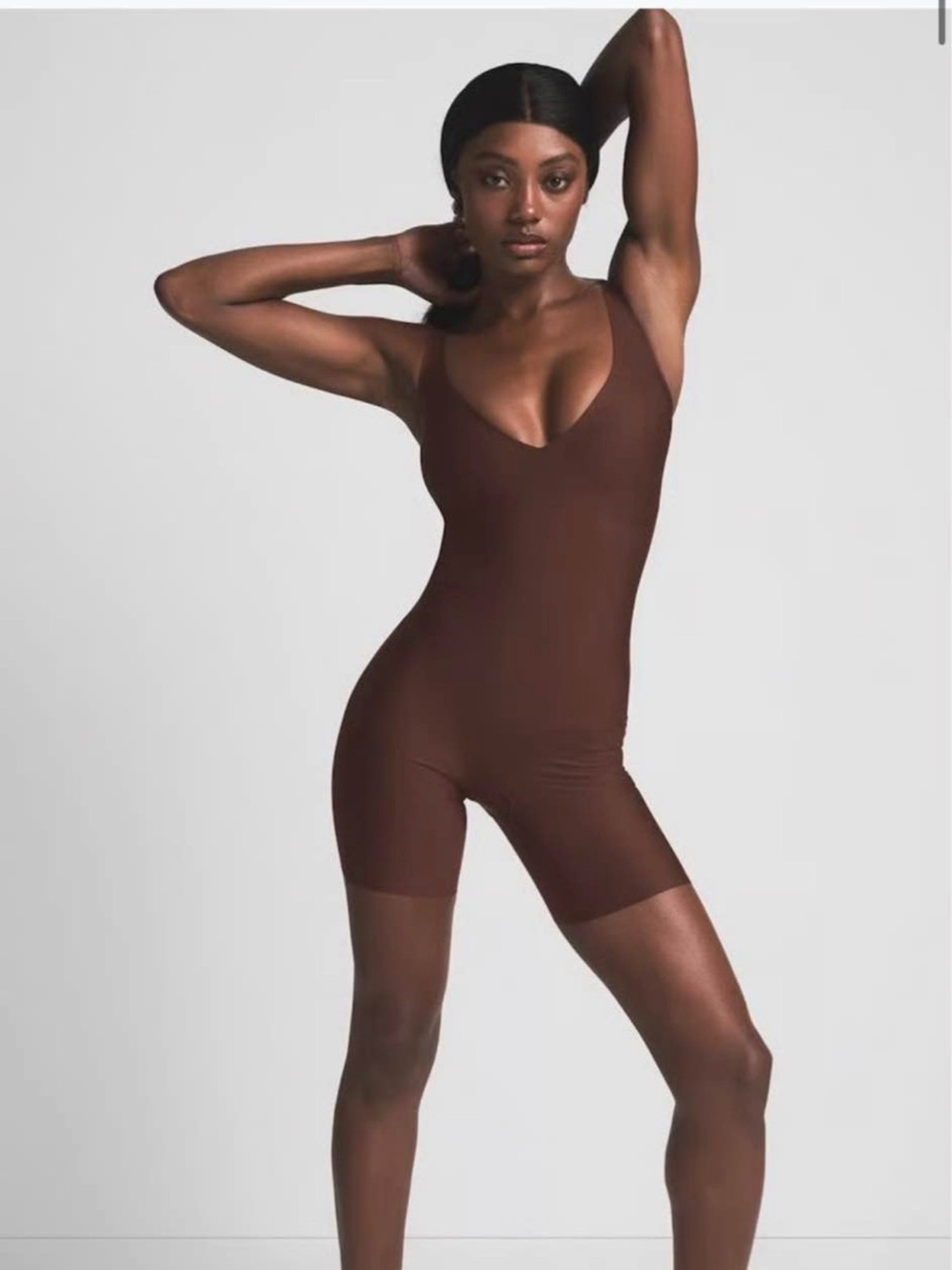 SKIMS BODY CORE SCULPT PLUNGE MID THIGH BODYSUIT size Large cocoa